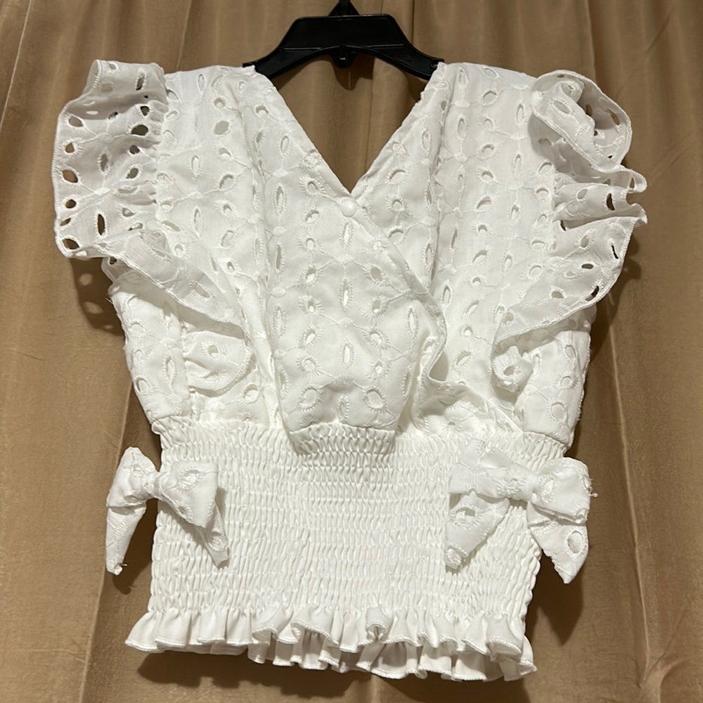 Girls top size small never used.